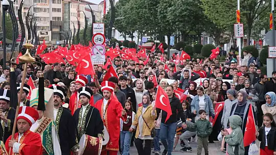 Yüzlerce Bolulu 200 metrelik Türk bayrağı eşliğinde yürüdü