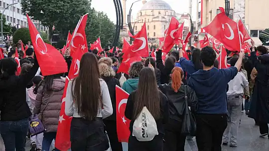 Yüzlerce Bolulu 200 metrelik Türk bayrağı eşliğinde yürüdü