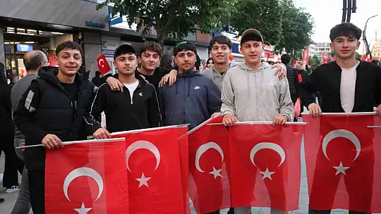 Yüzlerce Bolulu 200 metrelik Türk bayrağı eşliğinde yürüdü