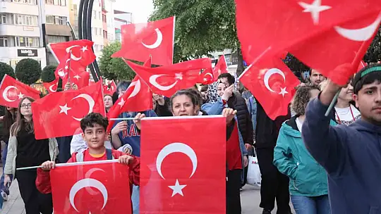 Yüzlerce Bolulu 200 metrelik Türk bayrağı eşliğinde yürüdü
