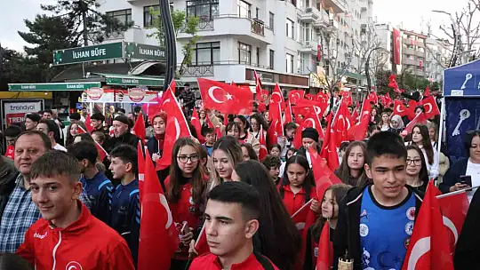 Yüzlerce Bolulu 200 metrelik Türk bayrağı eşliğinde yürüdü
