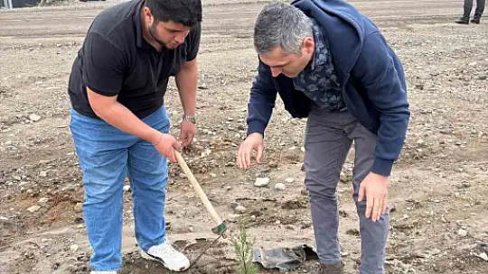 Yüzlerce fidan toprakla buluştu