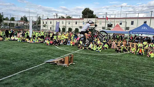 Yüzlerce pedal bisiklet baharı için çevrildi