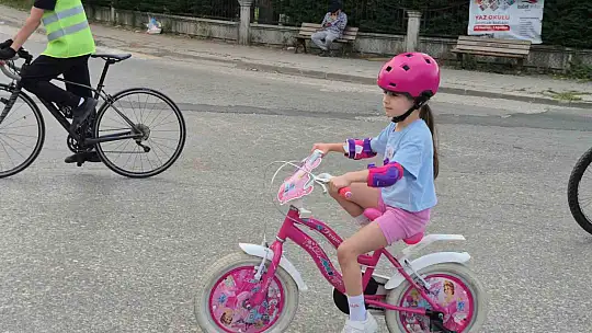 Yüzlerce pedal bisiklet baharı için çevrildi
