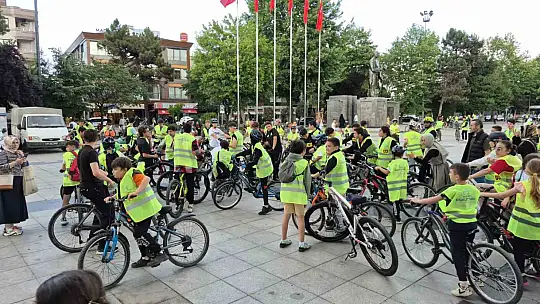 Yüzlerce pedal bisiklet baharı için çevrildi