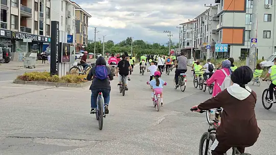 Yüzlerce pedal bisiklet baharı için çevrildi