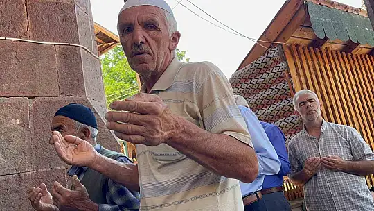 Yüzlerce vatandaş yağmur için ellerini semaya açtı