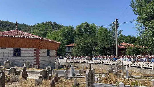 Yüzlerce vatandaş yağmur için ellerini semaya açtı