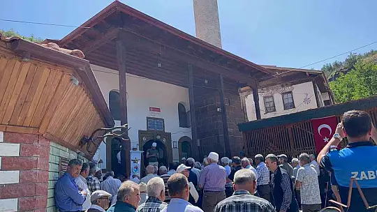 Yüzlerce vatandaş yağmur için ellerini semaya açtı