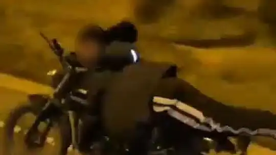 Yüzüstü yatarak motosiklet kullandı