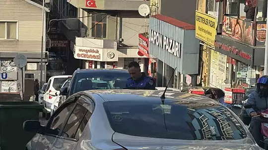 Zabıtadan kaldırım işgali yapan sürücülere ceza