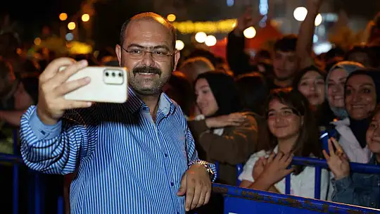 Zafer Bayramı ve festival coşkusu bir arada yaşatıldı: Ebru Yaşar kulakların pasını sildi