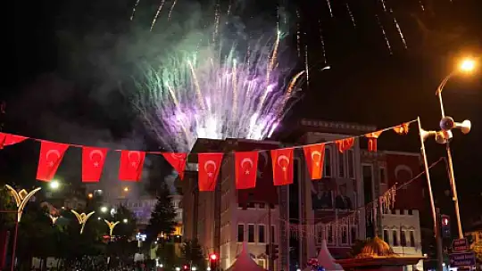 Zafer Bayramı ve festival coşkusu bir arada yaşatıldı: Ebru Yaşar kulakların pasını sildi