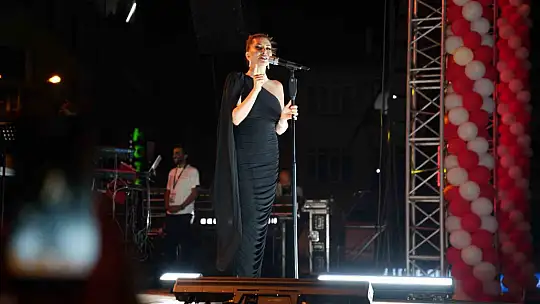 Zafer Bayramı ve festival coşkusu bir arada yaşatıldı: Ebru Yaşar kulakların pasını sildi