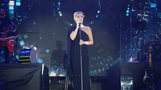 Zafer Bayramı ve festival coşkusu bir arada yaşatıldı: Ebru Yaşar kulakların pasını sildi