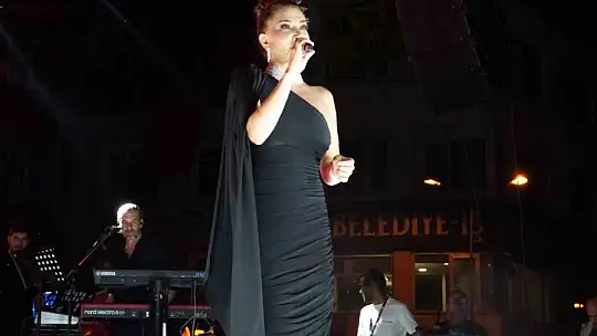 Zafer Bayramı ve festival coşkusu bir arada yaşatıldı: Ebru Yaşar kulakların pasını sildi
