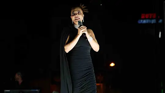 Zafer Bayramı ve festival coşkusu bir arada yaşatıldı: Ebru Yaşar kulakların pasını sildi