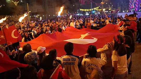 Zafer Bayramı ve festival coşkusu bir arada yaşatıldı: Ebru Yaşar kulakların pasını sildi