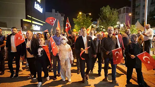 Zafer Bayramı ve festival coşkusu bir arada yaşatıldı: Ebru Yaşar kulakların pasını sildi