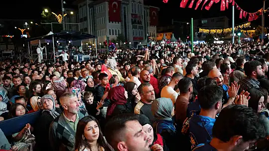 Zafer Bayramı ve festival coşkusu bir arada yaşatıldı: Ebru Yaşar kulakların pasını sildi