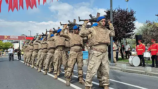 Zaferin 104. yılında komandolardan nefes kesen gösteri