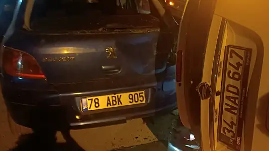 Zincirleme kazada yan yatan otomobilin altında kalmaktan son anda kurtuldu