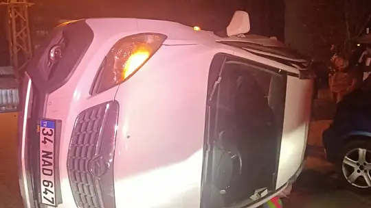 Zincirleme kazada yan yatan otomobilin altında kalmaktan son anda kurtuldu
