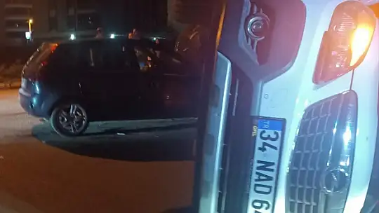 Zincirleme kazada yan yatan otomobilin altında kalmaktan son anda kurtuldu