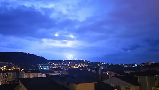 Zonguldak'ın Ereğli ilçesinde şimşekler geceyi aydınlattı