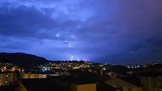 Zonguldak'ın Ereğli ilçesinde şimşekler geceyi aydınlattı
