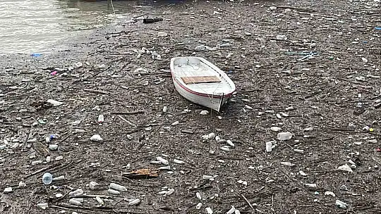 Zonguldak Limanı çöplüğe döndü: Derelerin taşıdığı atıklar deniz yüzeyini kapladı