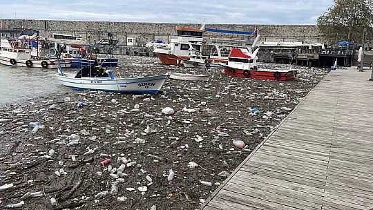 Zonguldak Limanı çöplüğe döndü: Derelerin taşıdığı atıklar deniz yüzeyini kapladı