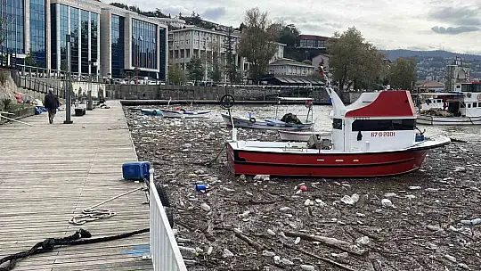 Zonguldak Limanı çöplüğe döndü: Derelerin taşıdığı atıklar deniz yüzeyini kapladı