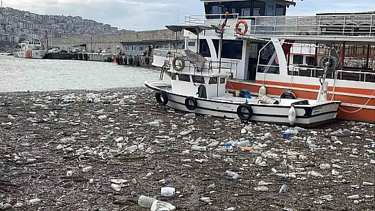 Zonguldak Limanı çöplüğe döndü: Derelerin taşıdığı atıklar deniz yüzeyini kapladı