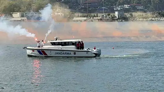 Zonguldak Limanı'nda 30 Ağustos şöleni: Römorkörlerden görsel şov