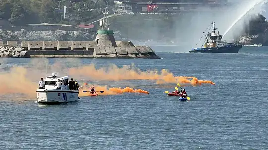 Zonguldak Limanı'nda 30 Ağustos şöleni: Römorkörlerden görsel şov