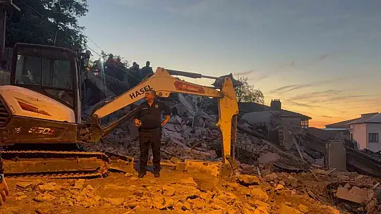 Enkaz altındaki kişiyi kurtarma çalışmaları sürüyor