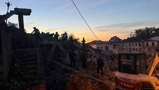 Enkaz altındaki kişiyi kurtarma çalışmaları sürüyor