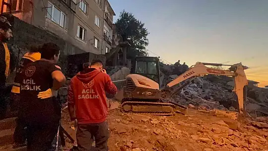Enkaz altındaki kişiyi kurtarma çalışmaları sürüyor