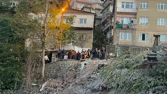 Enkaz altındaki kişiyi kurtarma çalışmaları sürüyor