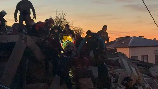 Enkaz altındaki kişiyi kurtarma çalışmaları sürüyor