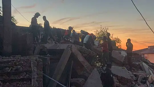 Enkaz altındaki kişiyi kurtarma çalışmaları sürüyor