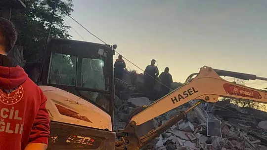 Enkaz altındaki kişiyi kurtarma çalışmaları sürüyor