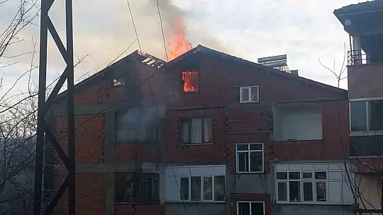 Zonguldak'ta 6 katlı binanın çatısı alev alev yandı