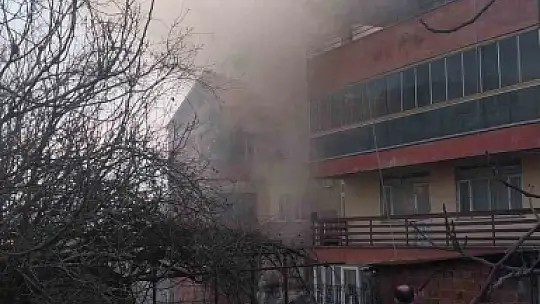 Zonguldak'ta 6 katlı binanın çatısı alev alev yandı