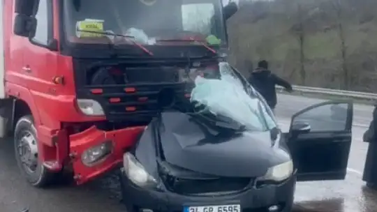 Zonguldak'ta aracıyla kamyona çarpan polis sürücü ağır yaralandı
