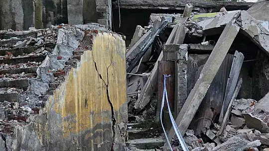 Zonguldak'ta bina faciasının boyutu gün ağarınca ortaya çıktı: 7 bina tahliye edildi
