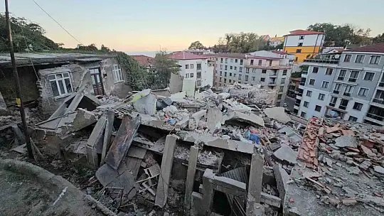 Zonguldak'ta bina faciasının boyutu gün ağarınca ortaya çıktı: 7 bina tahliye edildi