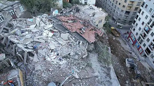 Zonguldak'ta bina faciasının boyutu gün ağarınca ortaya çıktı: 7 bina tahliye edildi