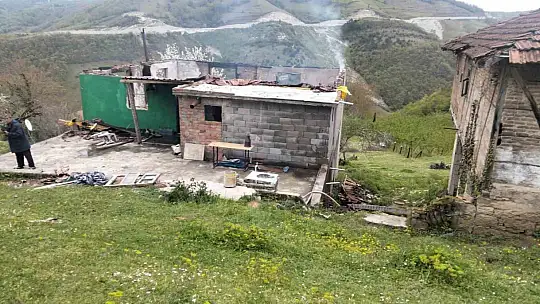 Zonguldak'ta çıkan yangın yaşlı çiftin evini küle çevirdi